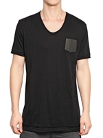 NEIL BARRETT - T-SHIRT AUS BAUMWOLLJERSEY MIT GUMMITASCHE - SCHWARZ
