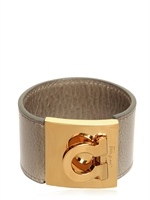 SALVATORE FERRAGAMO - LEDERARMBAND MIT GEPRÄGTEM LOGO - GRAU