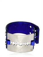 MCQ ALEXANDER MCQUEEN - RASIERKLINGEN-ARMBAND AUS LACKLEDER - BLAU