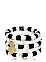 MOSCHINO CHEAP&CHIC - SET AUS FÜNF ZWEIFARBIGEN ARMREIFEN MIT HERZPERLEN - WEIß/SCHWARZ