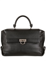 SALVATORE FERRAGAMO - GROßE SOFIA TOP HANDLE AUS GEÄDERTEM LEDER - SCHWARZ