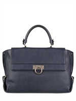 SALVATORE FERRAGAMO - GROßE SOFIA TOP HANDLE AUS GEÄDERTEM LEDER - NAVYBLAU