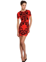 MCQ ALEXANDER MCQUEEN - KURZÄRMLIGES KLEID AUS JACQUARD-MASCHENWARE - ROT/SCHWARZ