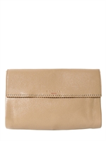 ROCHAS - CLUTCH AUS GLÄNZENDEM HIRSCHLEDER MIT NIETEN - BEIGE